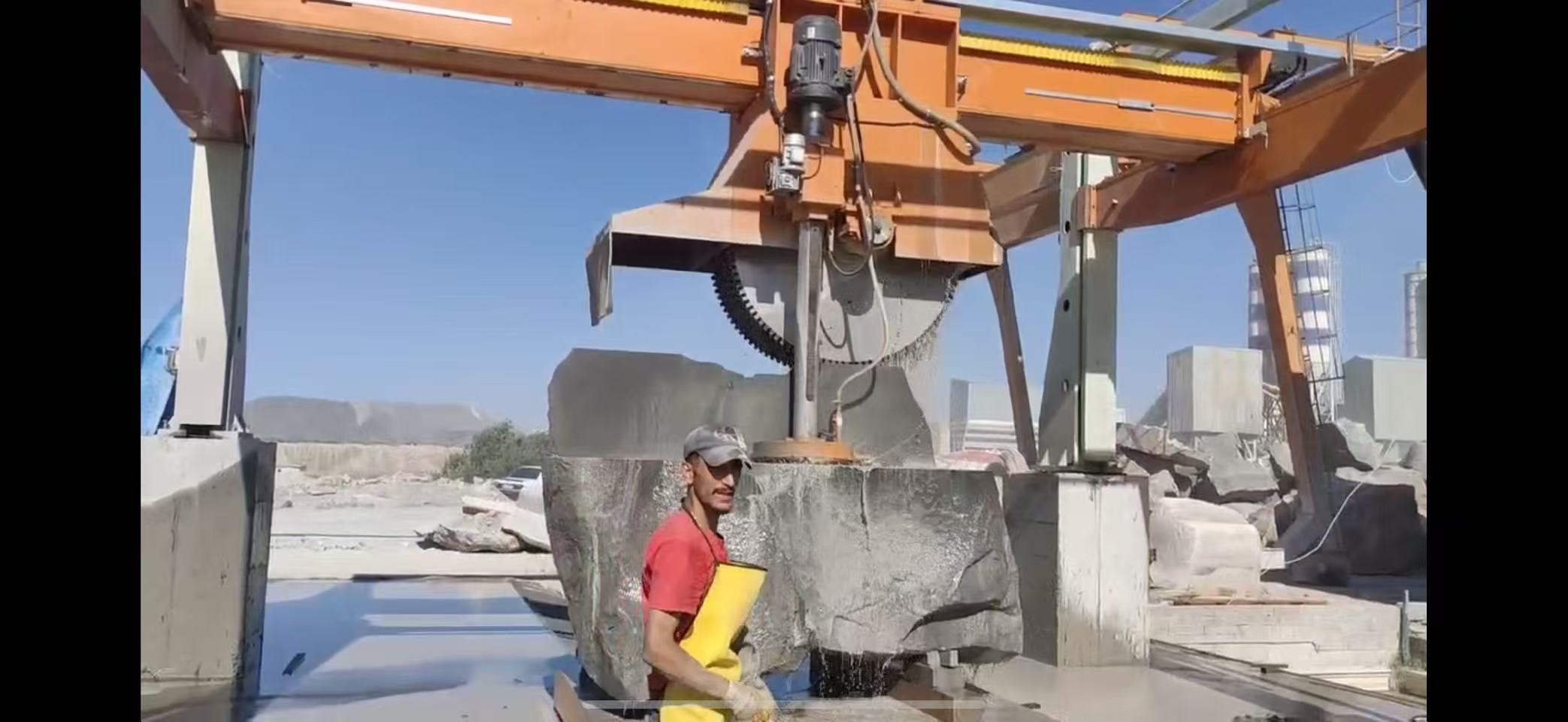 กรณี บริษัท ล่าสุดเกี่ยวกับ เครื่องตัดบล็อก 4 คอลัมน์หลายใบ ในอาร์เมเนีย