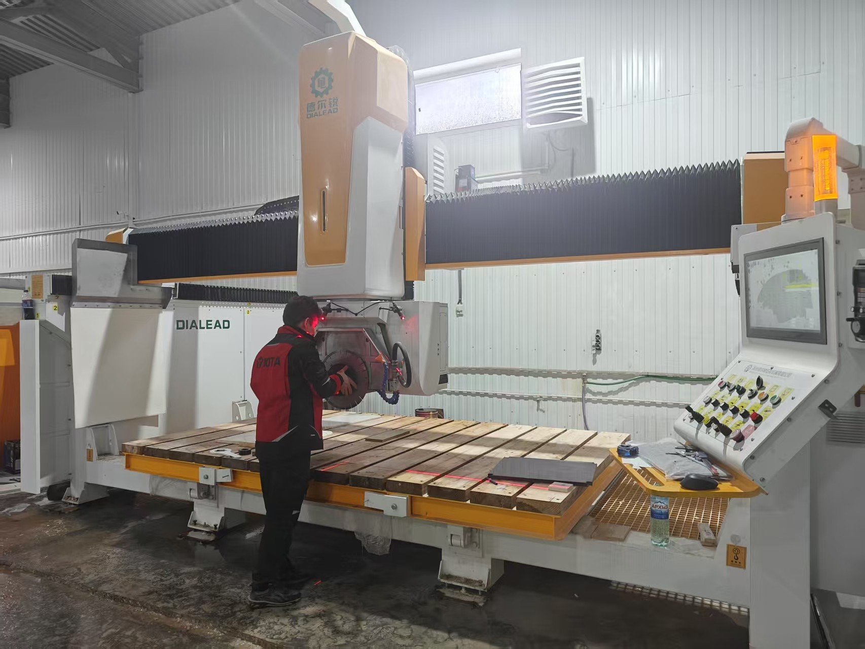 กรณี บริษัท ล่าสุดเกี่ยวกับ เครื่องตัดสะพาน 5 แกน 450 มิลลิเมตร ใน Klin